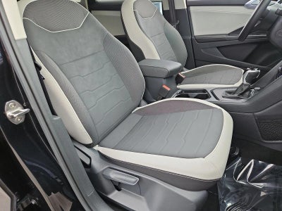 2025 Volkswagen Taos SE FWD