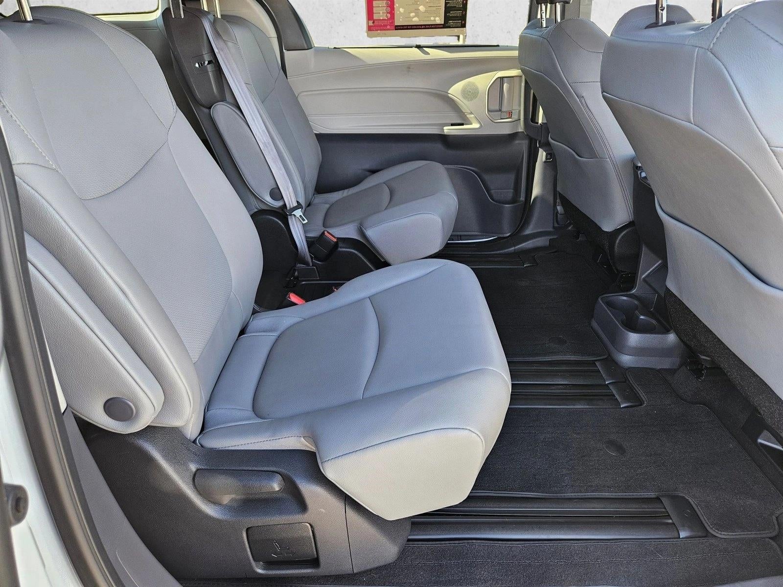 2022 Toyota Sienna XLE FWD 8-Passenger (Natl)
