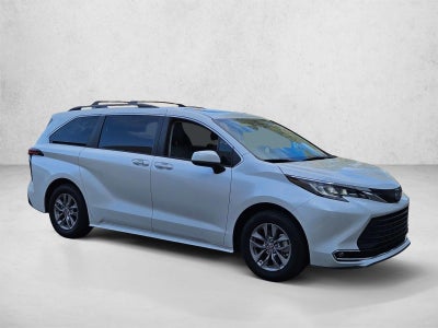 2022 Toyota Sienna XLE FWD 8-Passenger (Natl)