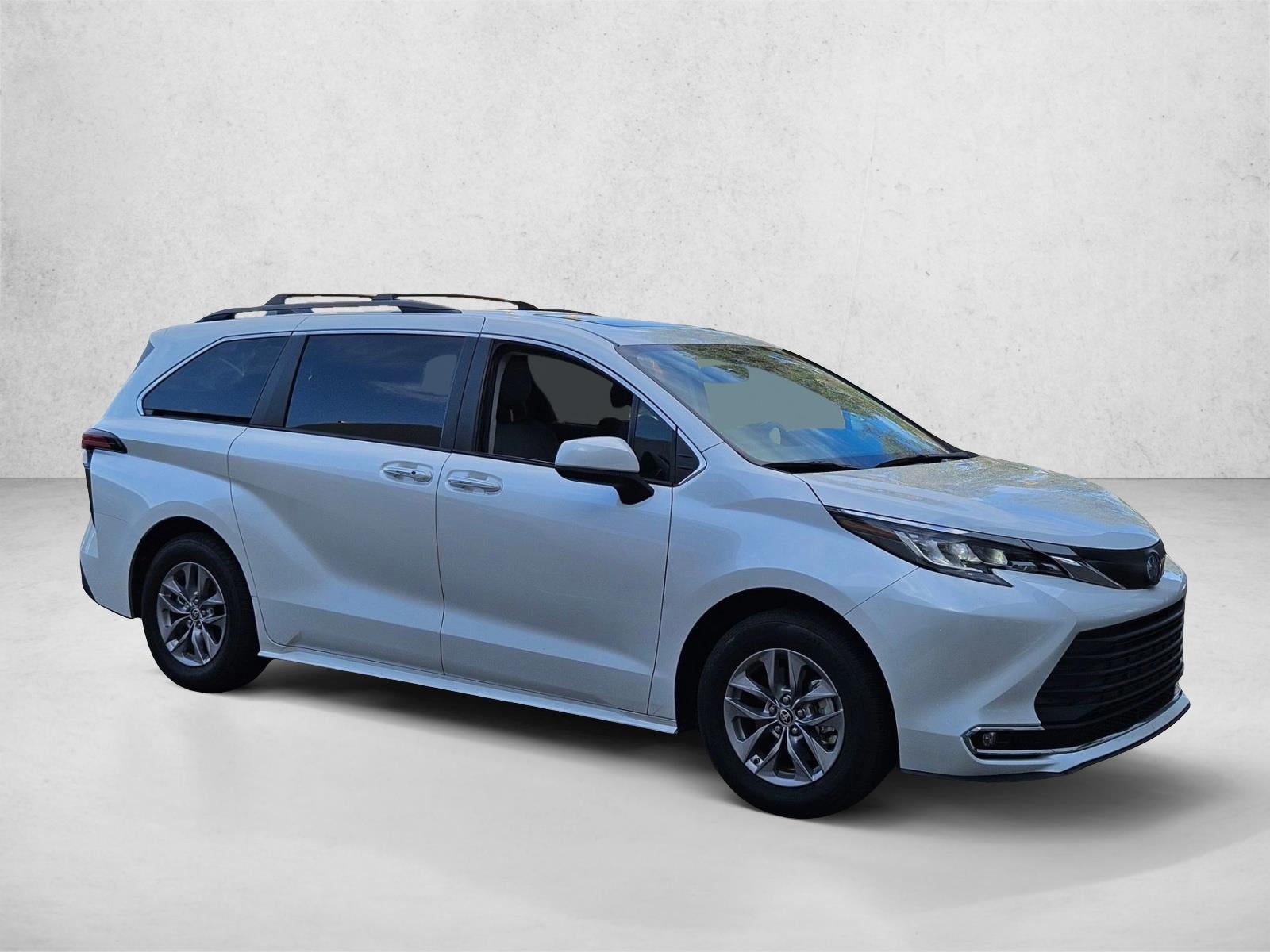 2022 Toyota Sienna XLE FWD 8-Passenger (Natl)