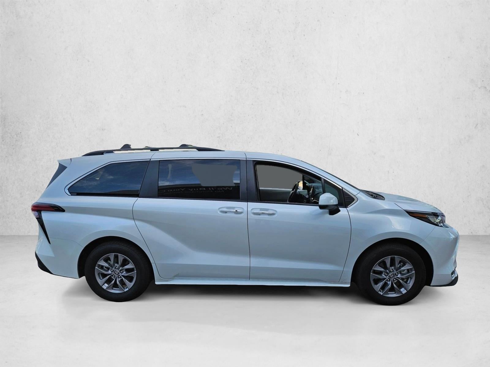 2022 Toyota Sienna XLE FWD 8-Passenger (Natl)