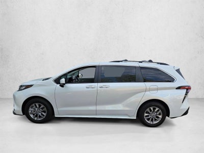 2022 Toyota Sienna XLE FWD 8-Passenger (Natl)