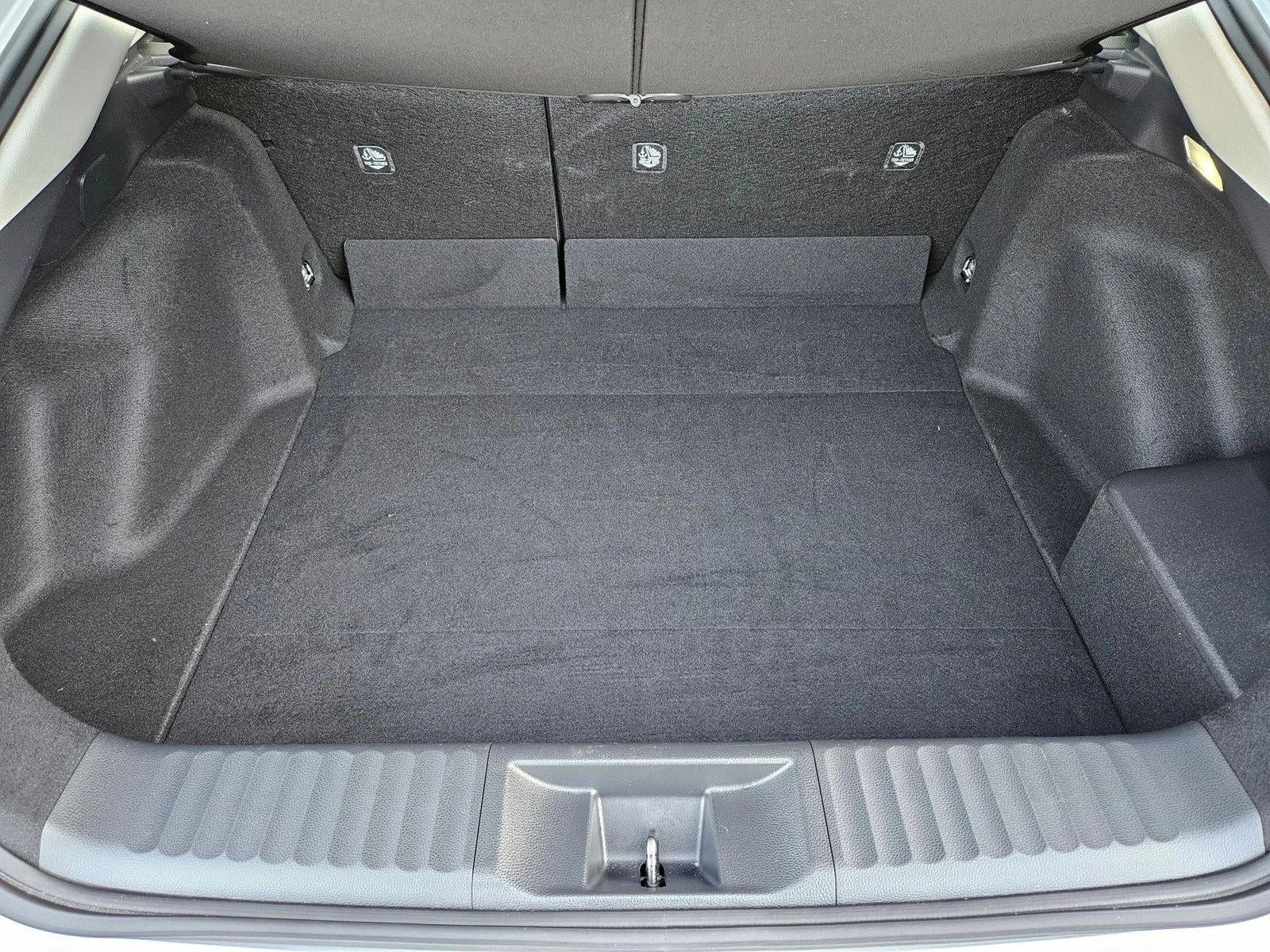 2025 Toyota Prius LE (Natl)