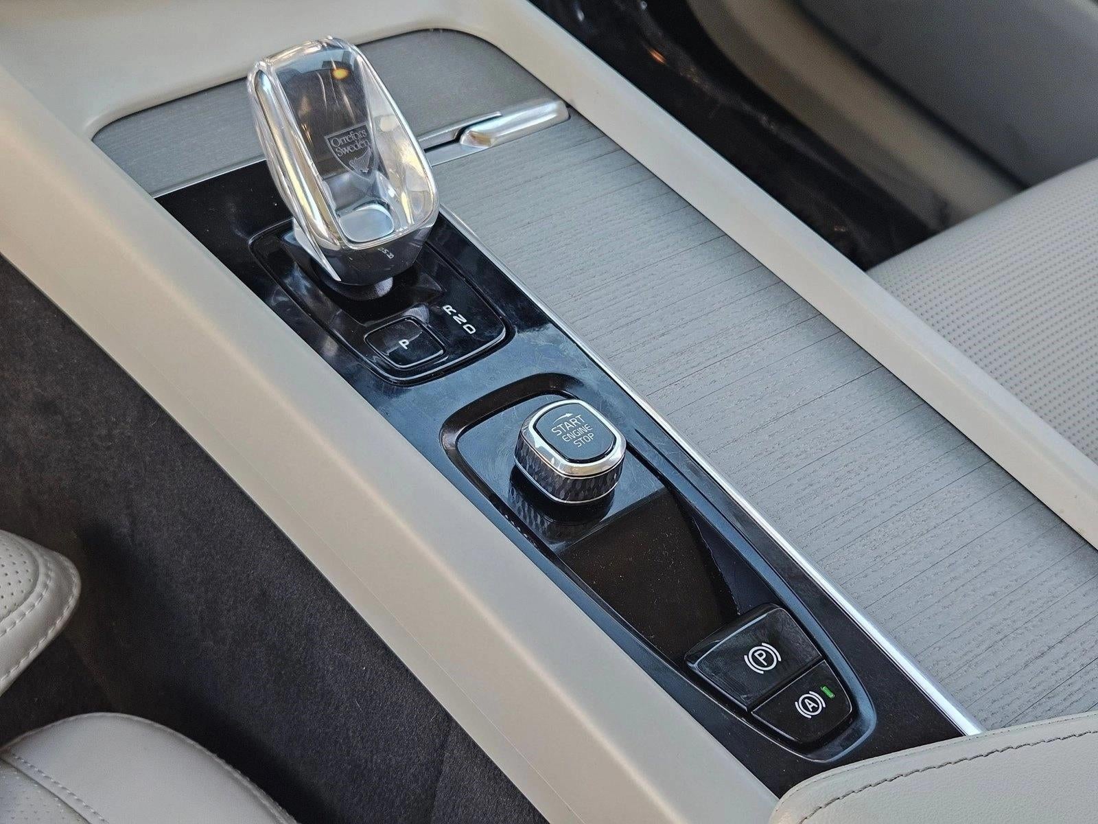 2023 Volvo XC60 Recharge Plug-In Hybrid T8 eAWD PHEV Ultimate Dark Theme