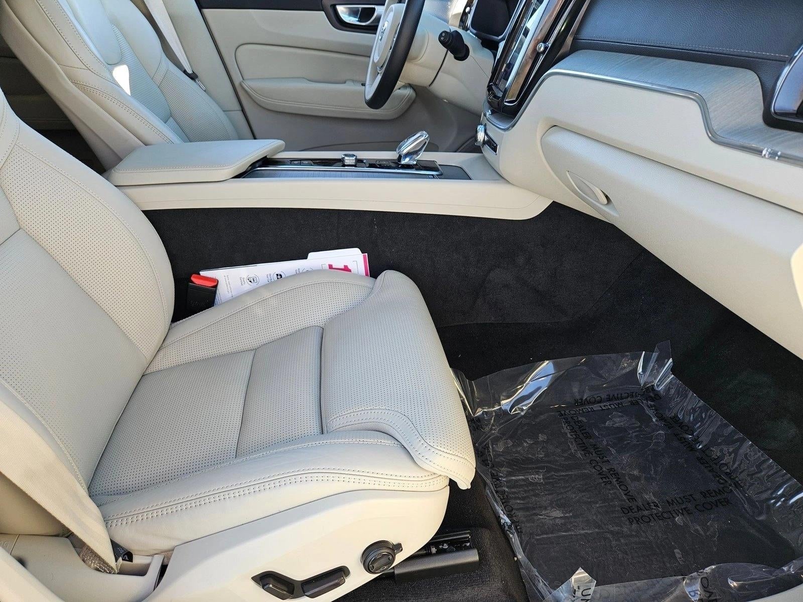 2023 Volvo XC60 Recharge Plug-In Hybrid T8 eAWD PHEV Ultimate Dark Theme