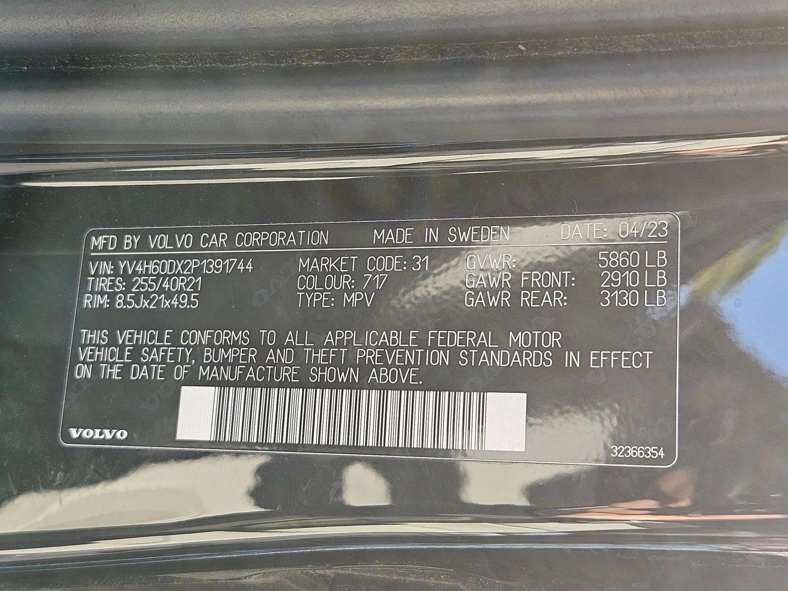 2023 Volvo XC60 Recharge Plug-In Hybrid T8 eAWD PHEV Ultimate Dark Theme